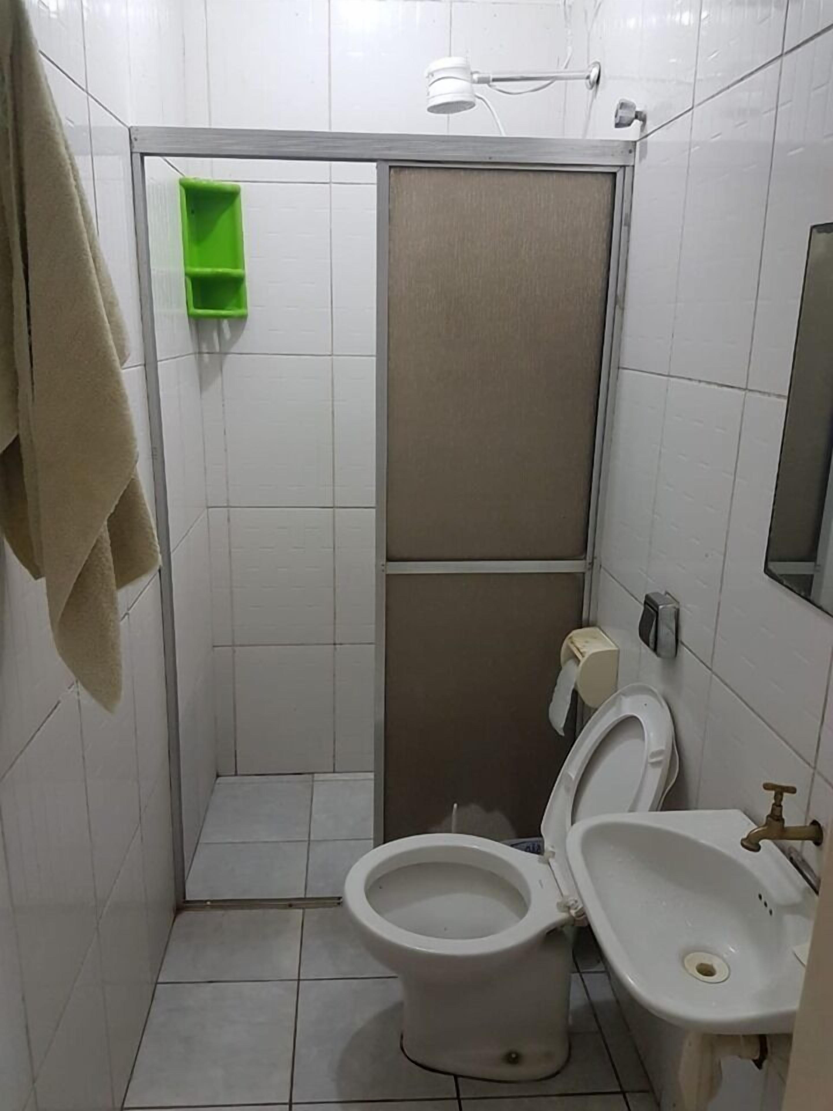 Chuveiro, toalhas de banho