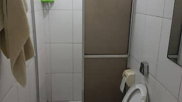 Chuveiro, toalhas de banho