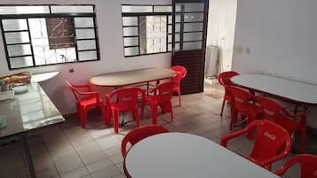 Café da manhã inglês grátis todos os dias