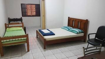 Quarto triplo | Wi-Fi de cortesia, roupa de cama
