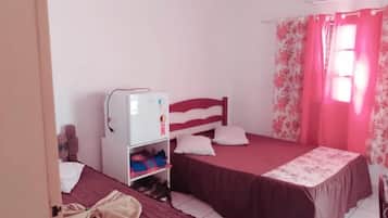 Un dormitorio con dos camas, un armario y aire acondicionado.