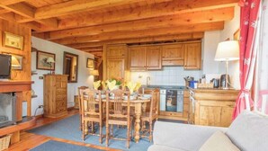 Un intérieur en bois comprenant un coin repas, une cuisine et un espace de vie.