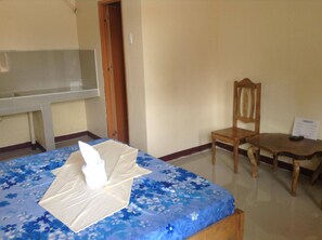 Basic Twin Room - Mikki's Tourist Inn (Mambajao)