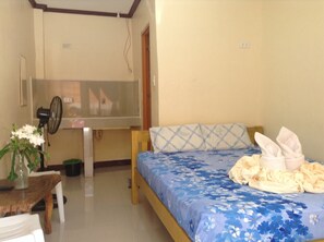 Basic Twin Room - Mikki's Tourist Inn (Mambajao)