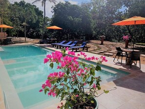 Een buitenzwembad, open van 09.30 uur tot 21.00 uur, en ligstoelen