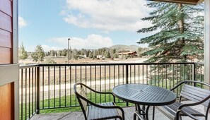 Outdoor dining - Steamboat | Ski & Soak Stay | Slopes, Dining & Trails (Steamboat Springs)