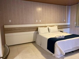 Escritorio, espacio para trabajar con laptop y wifi gratis 