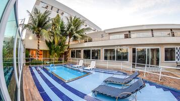 Una piscina al aire libre