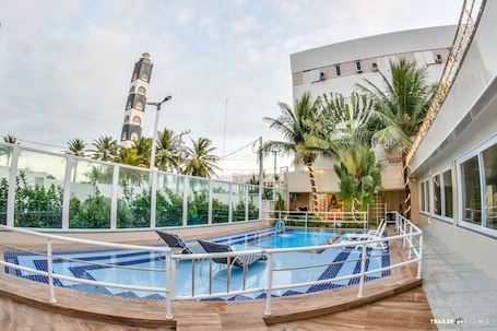Una piscina al aire libre. Farol Plaza Hotel