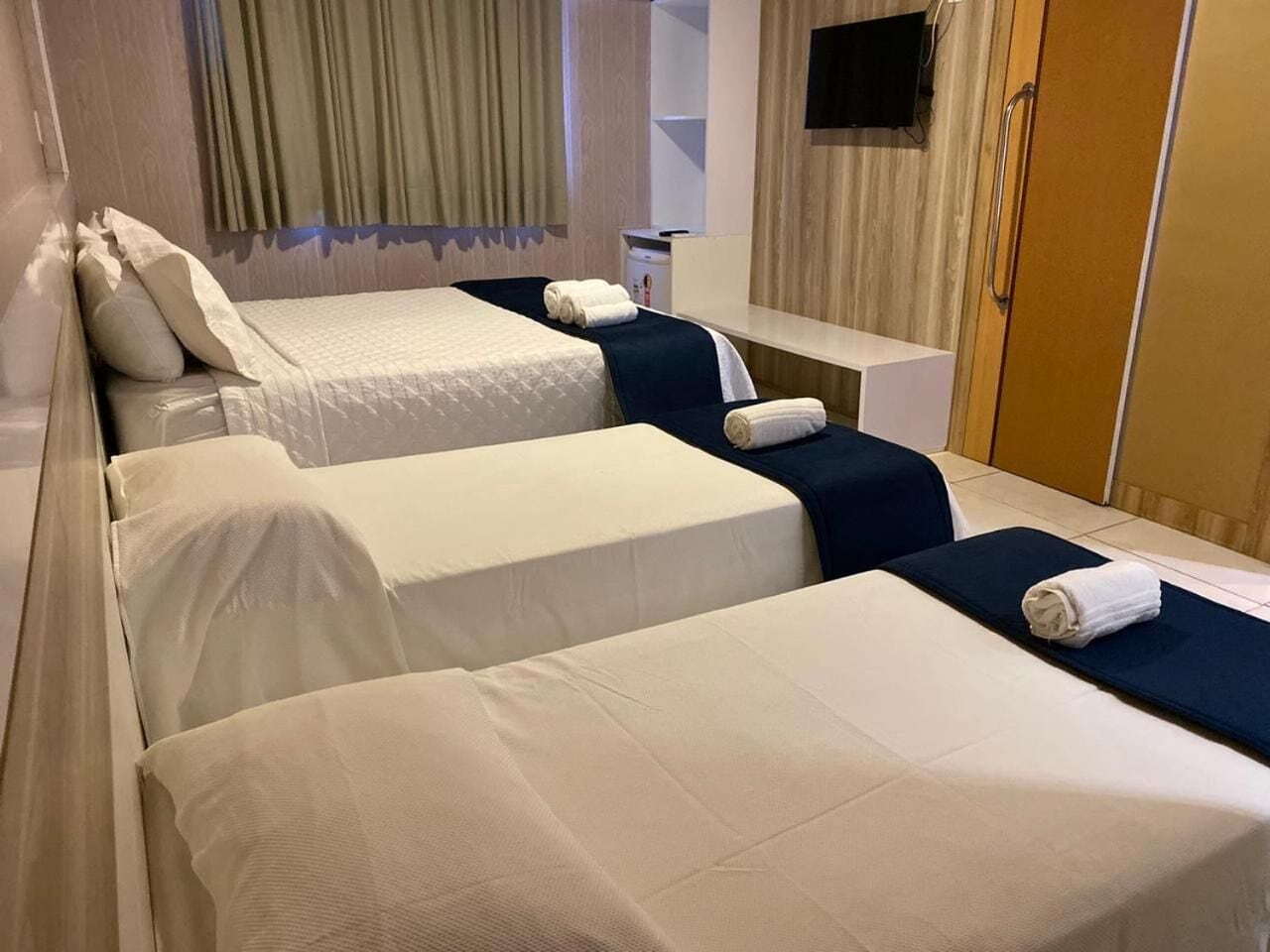 مكتب ومساحة عمل للكمبيوتر المحمول وواي فاي مجانًا وملاءات أسرّة