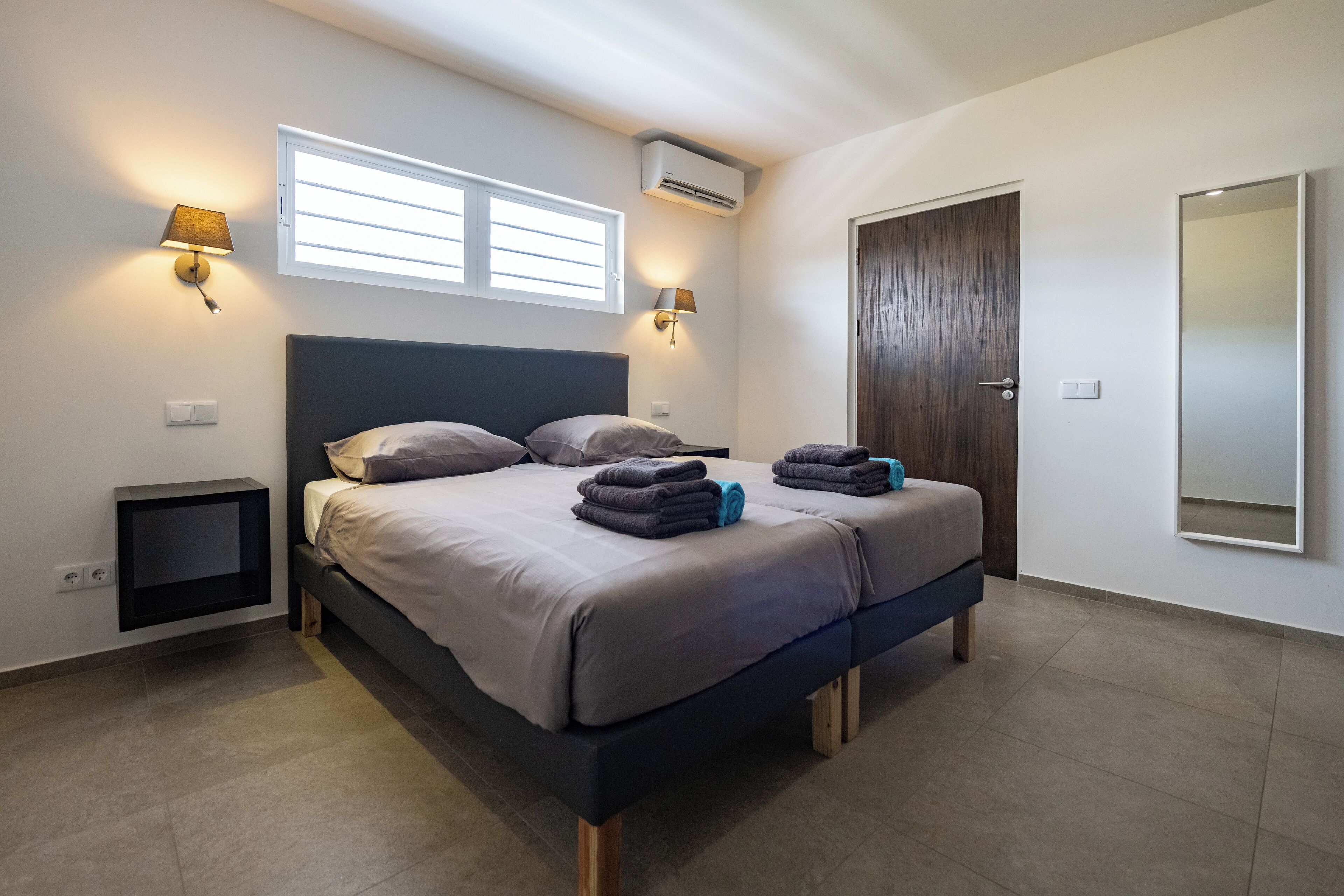 8 habitaciones y caja de seguridad en la habitación 