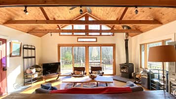 Tv, eldstad och en stereo