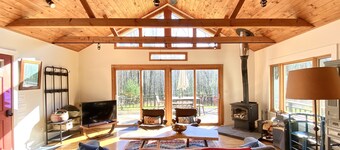 プライベートキャッツキルマウンテンゲストハウス。 明るい景色と森林の景色