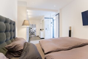 2 habitaciones, escritorio, tabla de planchar con plancha y wifi gratis