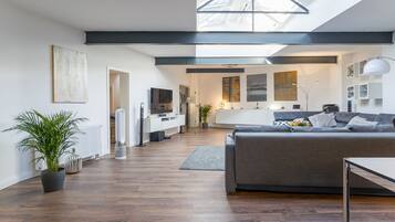 Smart TV, DVD player, stereo, offices