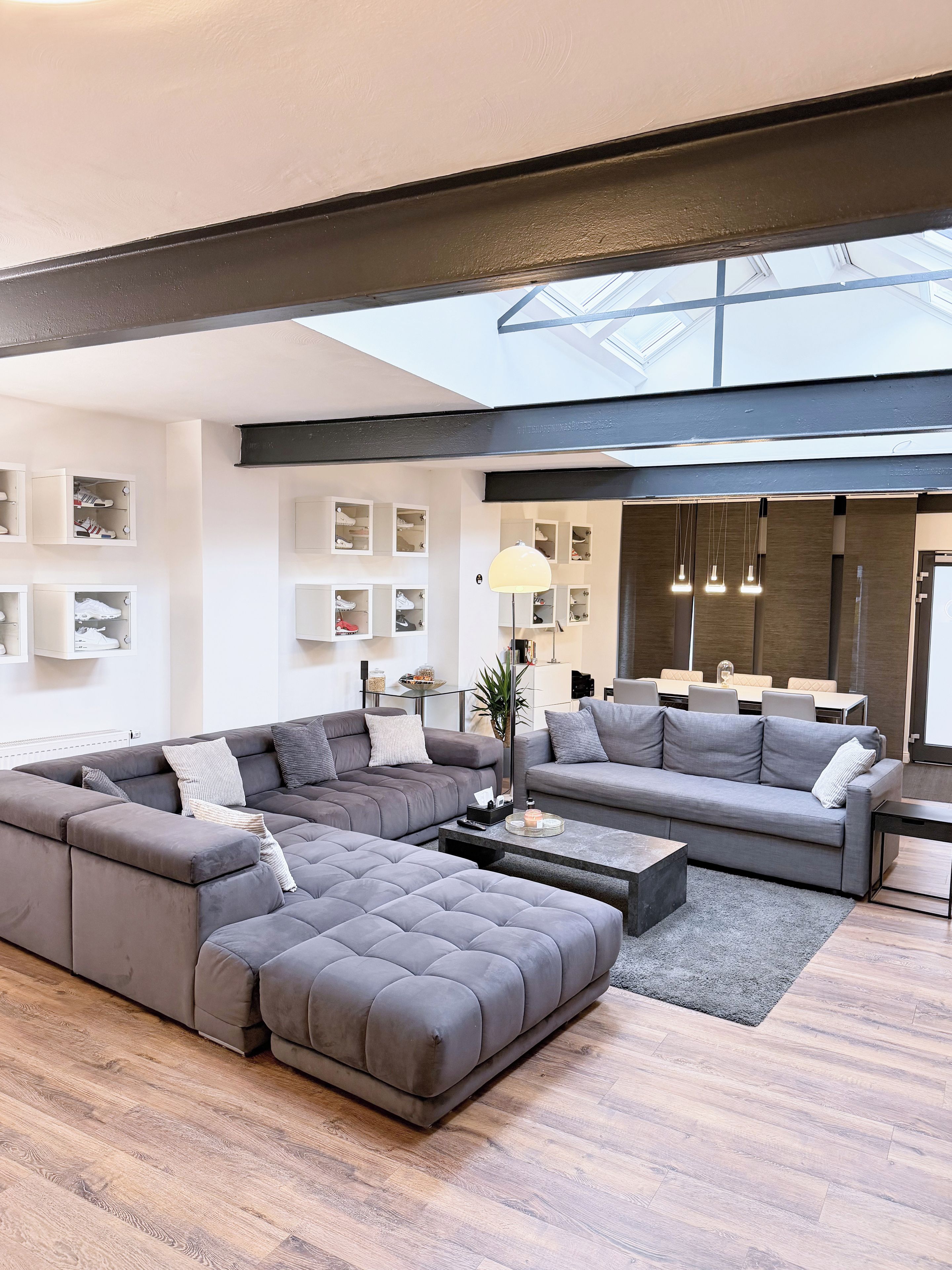 TV connectée, lecteur de DVD, chaîne hi-fi, espaces bureaux
