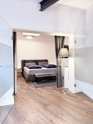 2 habitaciones, escritorio, tabla de planchar con plancha y wifi gratis 