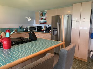 Fridge, microwave, oven, stovetop - Amazing waterfront island getaway (Barbeau)