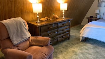 3 bedrooms, desk, iron/ironing board, travel crib