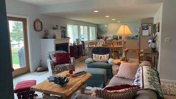 Smart TV, chimenea, impresora