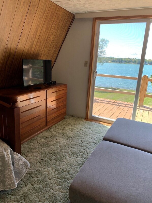 3 habitaciones, escritorio y tabla de planchar con plancha 
