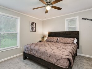 3 bedrooms, in-room safe, WiFi, bed sheets - Down town Travelers rest walking to swamp rabbit bike trail  (Travelers Rest)