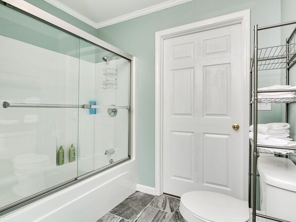 Combined shower/tub, towels, shampoo, toilet paper