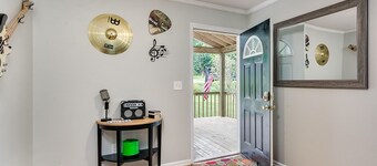 Centro de la ciudad Los viajeros descansan caminando hacia el sendero para bicicletas de pantano 