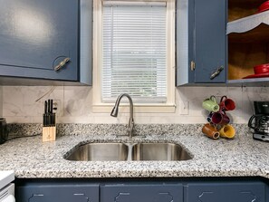 Fridge, stovetop, paper towels - Down town Travelers rest walking to swamp rabbit bike trail  (Travelers Rest)