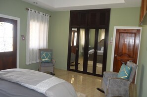 Premium bedding, Select Comfort beds, in-room safe, blackout drapes - Marvetteshideaway (Whitehouse)