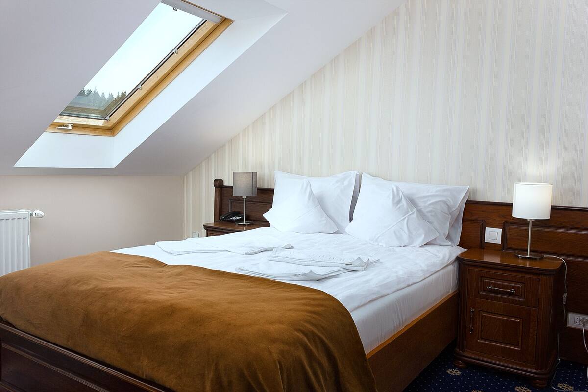 Kahden hengen economy-huone | Minibaari, tallelokero huoneessa, työpöytä