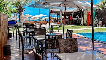 Bar à beira da piscina