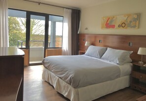 Egyptian cotton sheets, premium bedding, desk, laptop workspace - Hotel Turismo Temuco (Temuco)