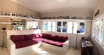 Large house with garden and pool a few meters from the beach.