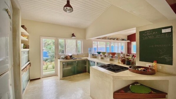 Fridge, microwave, oven, stovetop - Large house with garden and pool a few meters from the beach. (Tibau do Sul)