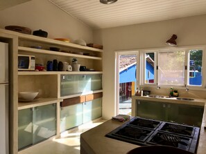 Fridge, microwave, oven, stovetop - Large house with garden and pool a few meters from the beach. (Tibau do Sul)