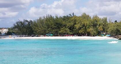 La Buena Vida yes The Good Life in this Three bedroom 2 bathroom bungalow