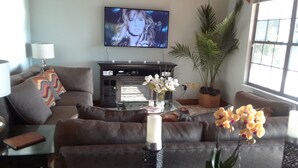 Living area - Peaceful Lakefront Getaway, Stunning Sunsets & Waterfront Relaxation (Keystone Heights)