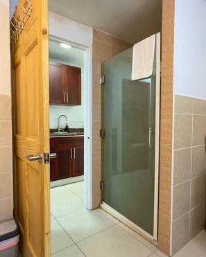 Dusch, hårtork, handdukar och tvål