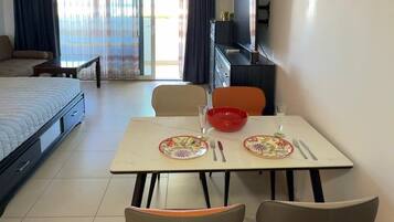 1 habitación, tabla de planchar con plancha, wifi gratis y ropa de cama