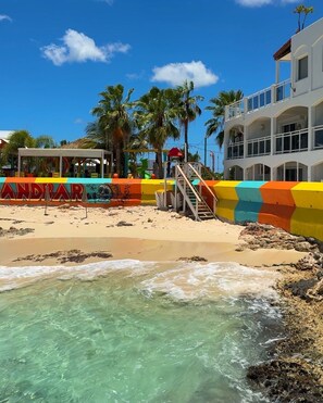 Utomhuspool och infinity-bassäng