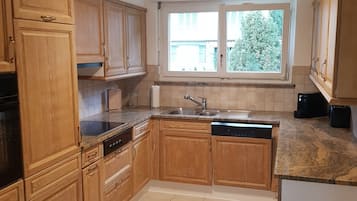 Fridge, oven, stovetop, dishwasher