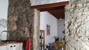A rustic kitchen with stone walls, wooden beams, and a tiled floor. - La Casita de Ainhoa (Agüimes)  (Agüimes)