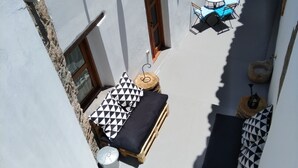 A rooftop terrace with a small seating area, a table, and a window. - La Casita de Ainhoa (Agüimes)  (Agüimes)