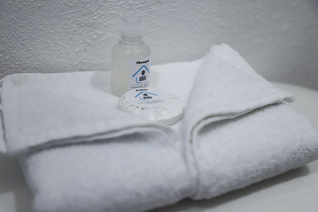 shower, rainfall showerhead, free toiletries, towels