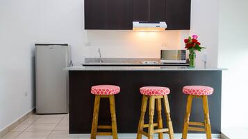 Suite empresarial | Minibar y caja de seguridad en la habitación