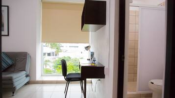 Suite empresarial | Minibar y caja de seguridad en la habitación