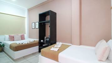 Minibar y caja de seguridad en la habitación