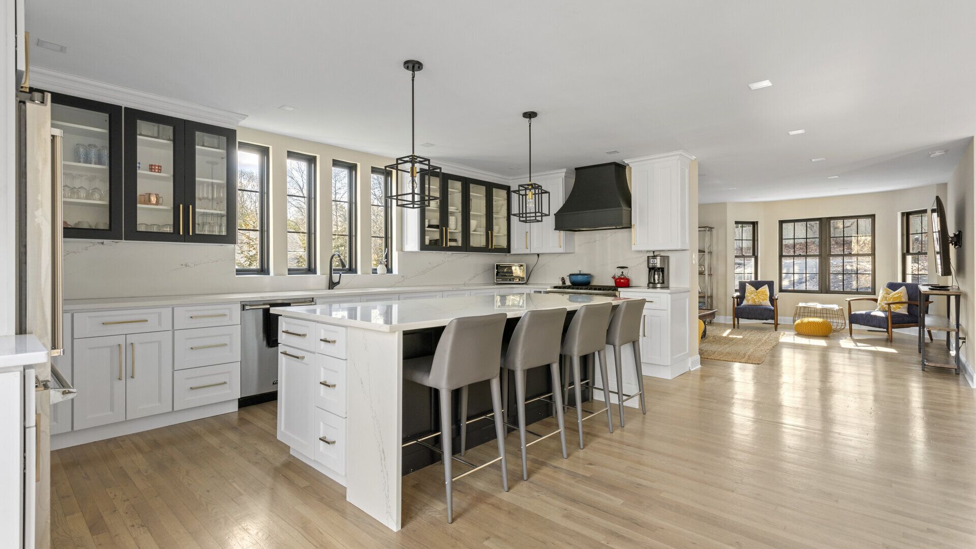 Een magnetron, een oven, een kookplaat, een koffiezetapparaat/waterkoker