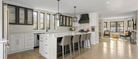 Een magnetron, een oven, een kookplaat, een koffiezetapparaat/waterkoker